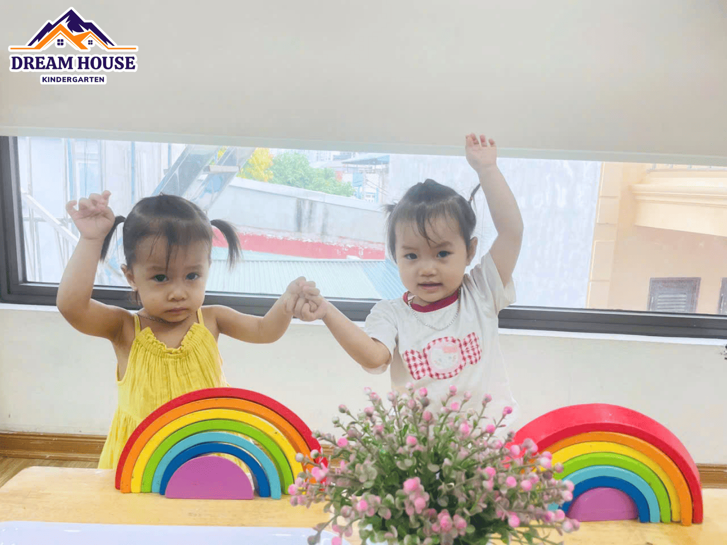 HOẠT ĐỘNG: LẮP GHÉP CẦU VỒNG HOẠT ĐỘNG: LẮP GHÉP CẦU VỒNG - Trường Mầm Non Ngôi Nhà Mơ Ước