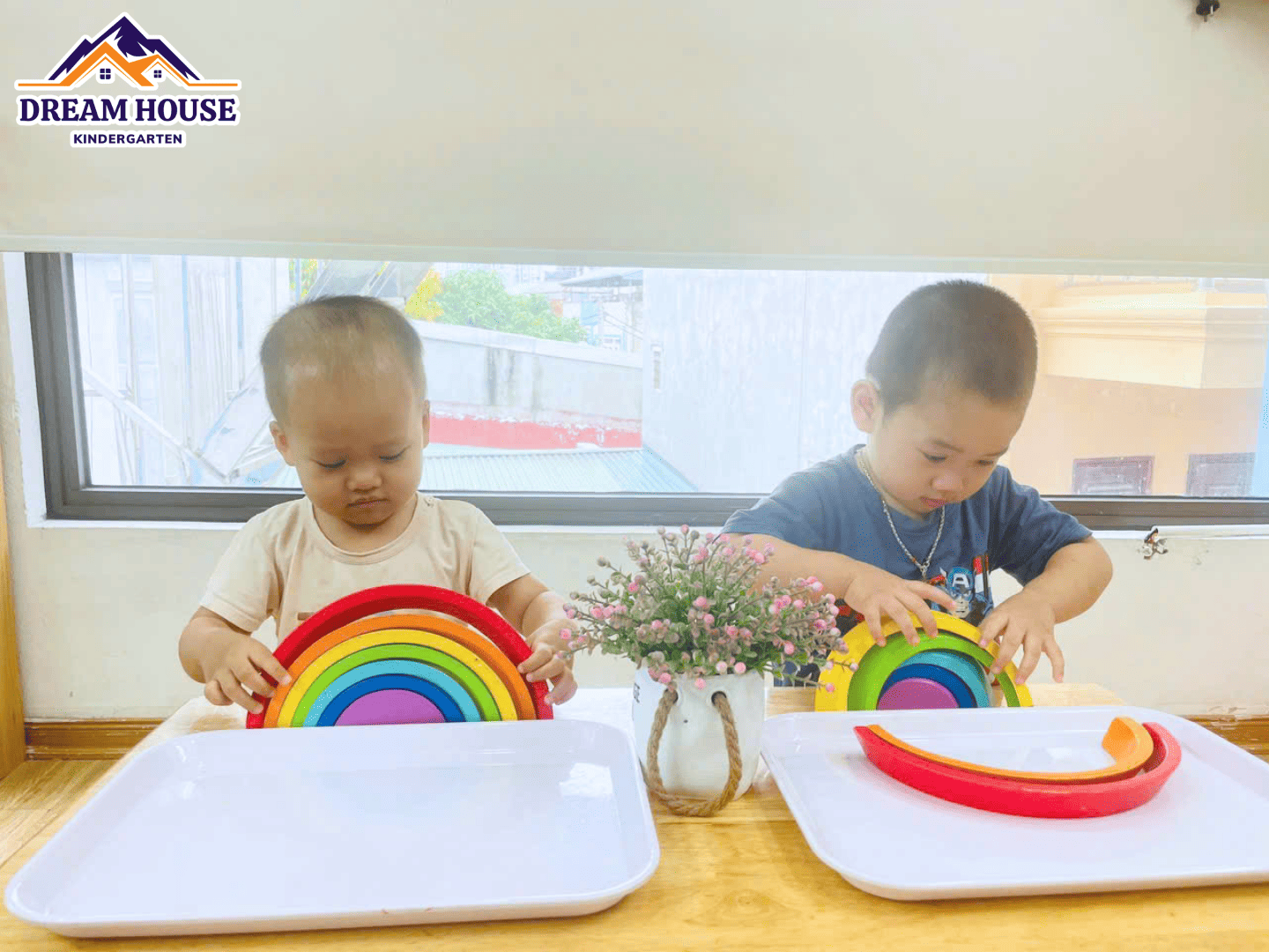 HOẠT ĐỘNG: LẮP GHÉP CẦU VỒNG HOẠT ĐỘNG: LẮP GHÉP CẦU VỒNG - Trường Mầm Non Ngôi Nhà Mơ Ước