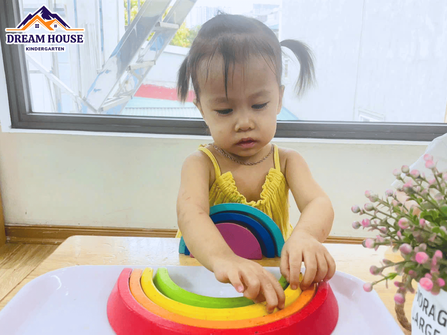 HOẠT ĐỘNG: LẮP GHÉP CẦU VỒNG HOẠT ĐỘNG: LẮP GHÉP CẦU VỒNG - Trường Mầm Non Ngôi Nhà Mơ Ước