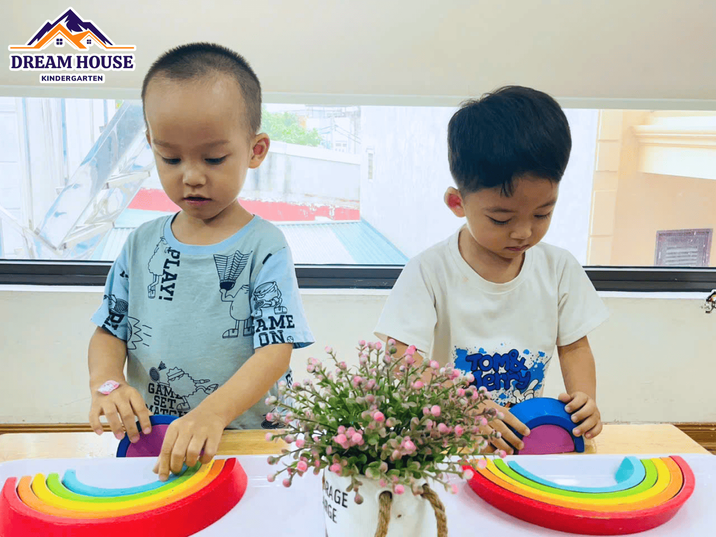HOẠT ĐỘNG: LẮP GHÉP CẦU VỒNG HOẠT ĐỘNG: LẮP GHÉP CẦU VỒNG - Trường Mầm Non Ngôi Nhà Mơ Ước