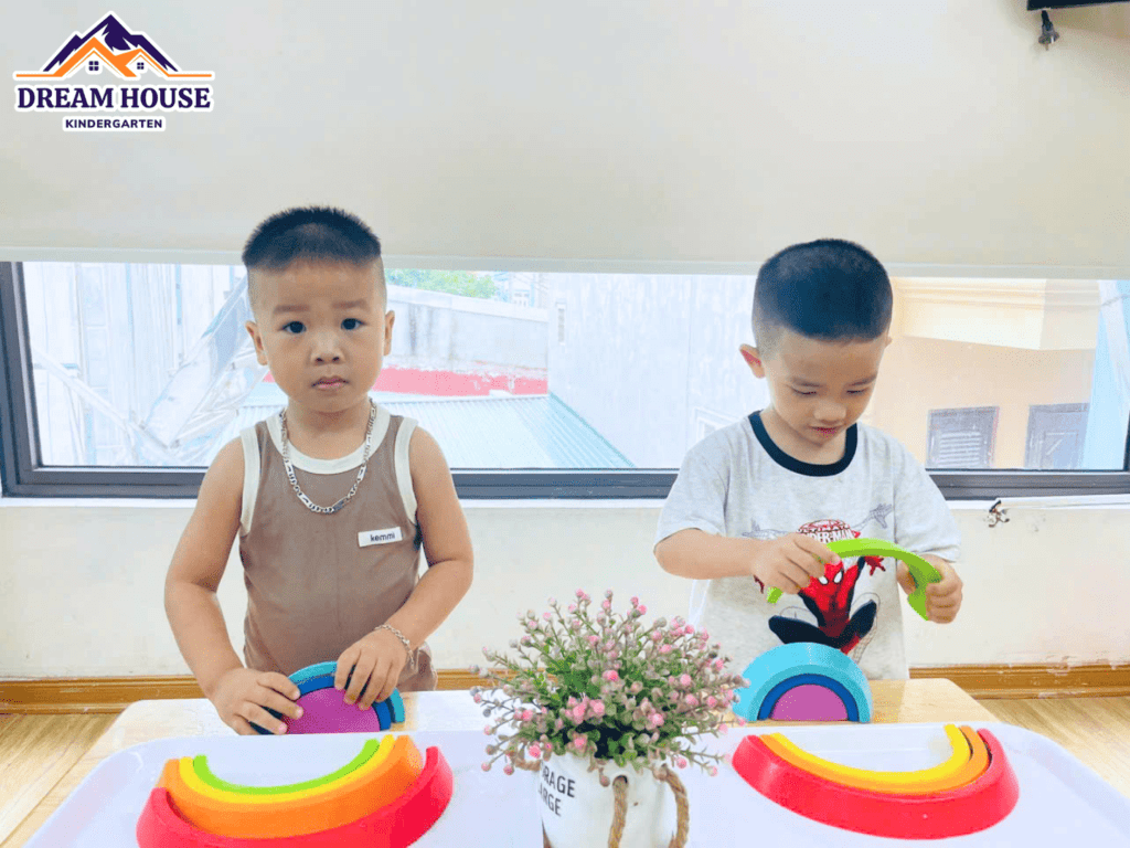 HOẠT ĐỘNG: LẮP GHÉP CẦU VỒNG HOẠT ĐỘNG: LẮP GHÉP CẦU VỒNG - Trường Mầm Non Ngôi Nhà Mơ Ước