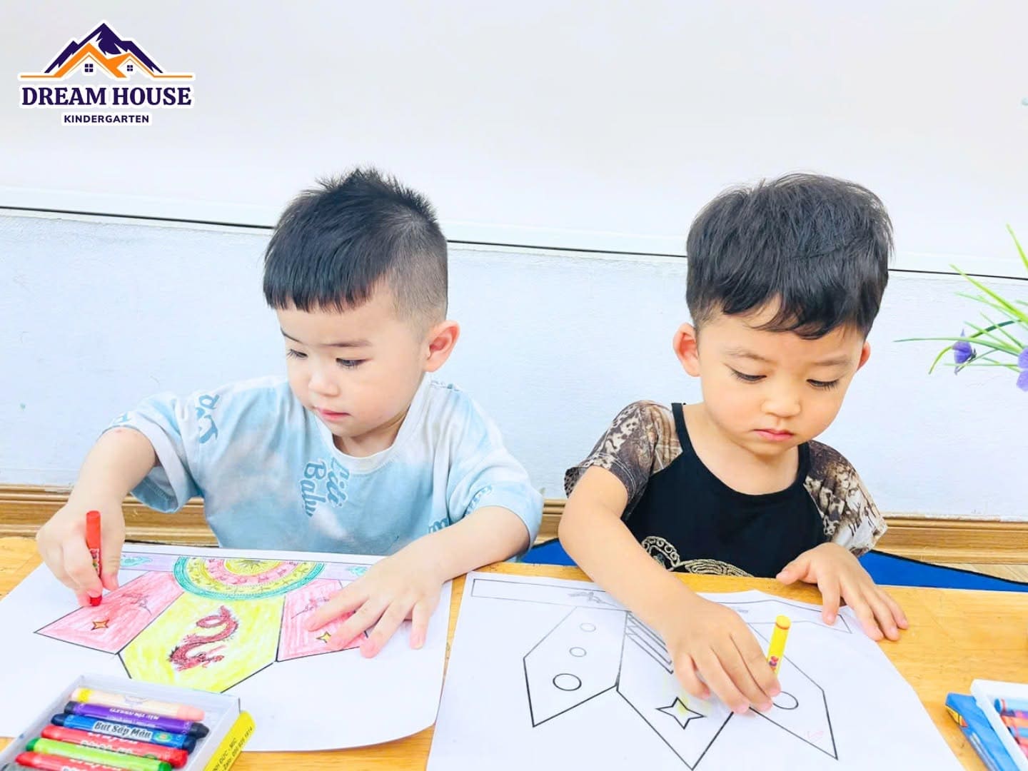 HOẠT ĐỘNG TẠO HÌNH: MŨ VUA HÙNG HOẠT ĐỘNG TẠO HÌNH: MŨ VUA HÙNG - Trường Mầm Non Ngôi Nhà Mơ Ước