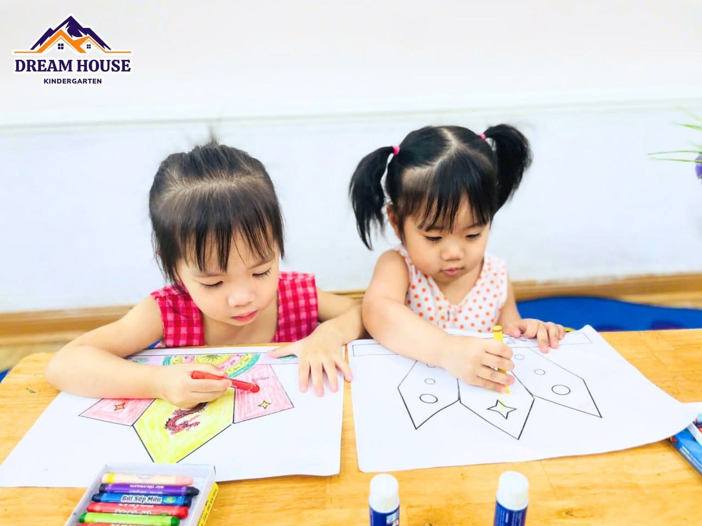 HOẠT ĐỘNG TẠO HÌNH: MŨ VUA HÙNG HOẠT ĐỘNG TẠO HÌNH: MŨ VUA HÙNG - Trường Mầm Non Ngôi Nhà Mơ Ước