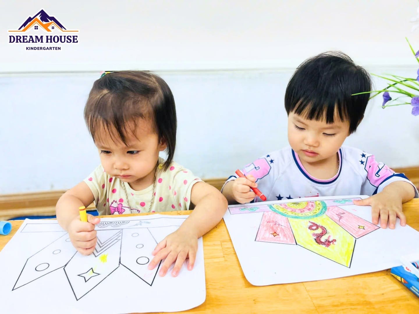 HOẠT ĐỘNG TẠO HÌNH: MŨ VUA HÙNG HOẠT ĐỘNG TẠO HÌNH: MŨ VUA HÙNG - Trường Mầm Non Ngôi Nhà Mơ Ước