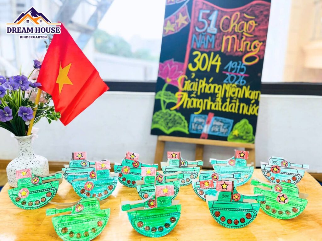 LỚP THỎ TRẮNG: TẠO HÌNH XE TĂNG LỚP THỎ TRẮNG: TẠO HÌNH XE TĂNG - Trường Mầm Non Ngôi Nhà Mơ Ước