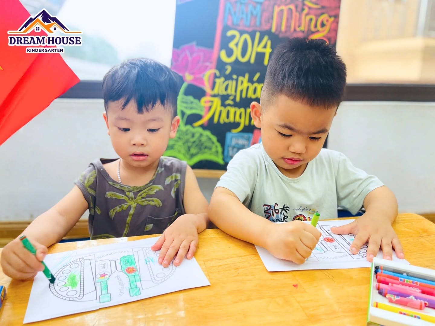 LỚP THỎ TRẮNG: TẠO HÌNH XE TĂNG LỚP THỎ TRẮNG: TẠO HÌNH XE TĂNG - Trường Mầm Non Ngôi Nhà Mơ Ước