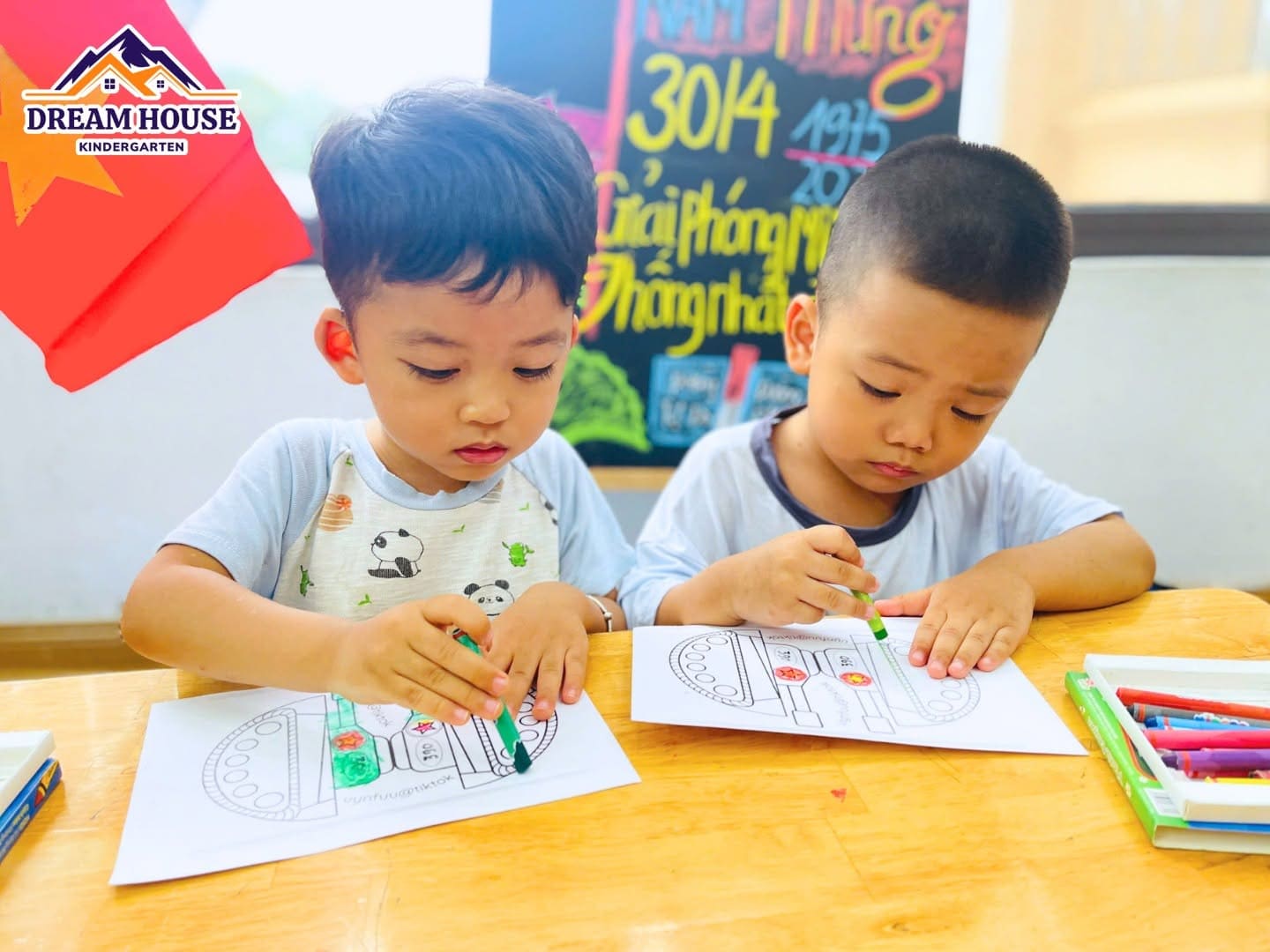 LỚP THỎ TRẮNG: TẠO HÌNH XE TĂNG LỚP THỎ TRẮNG: TẠO HÌNH XE TĂNG - Trường Mầm Non Ngôi Nhà Mơ Ước