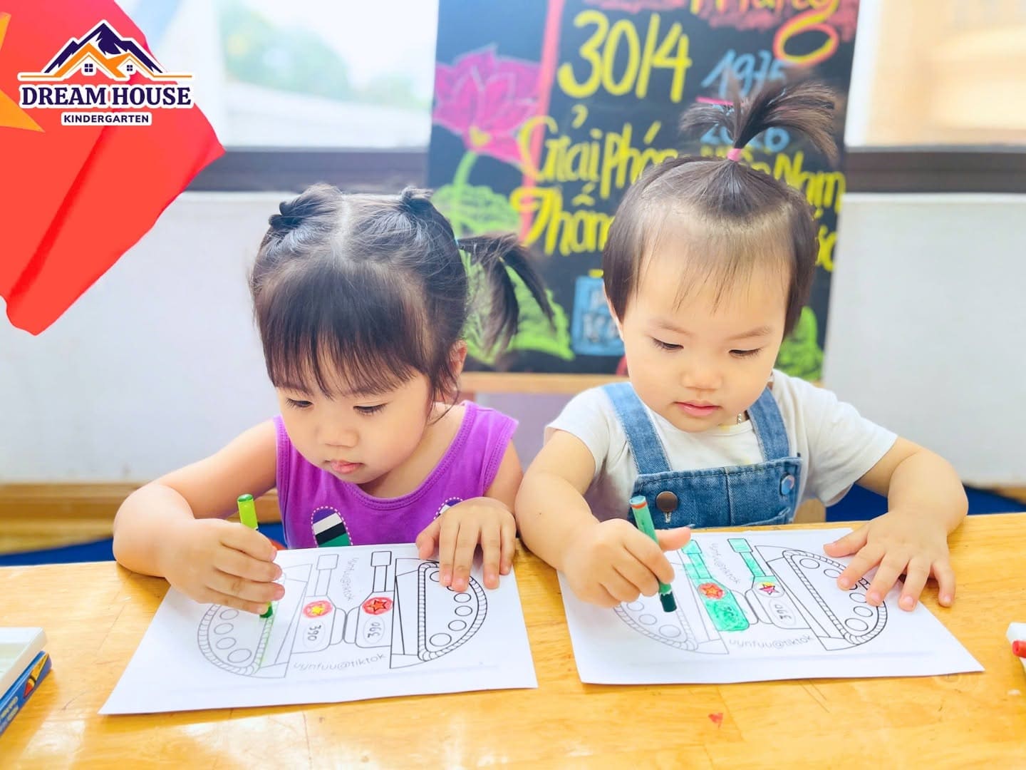 LỚP THỎ TRẮNG: TẠO HÌNH XE TĂNG LỚP THỎ TRẮNG: TẠO HÌNH XE TĂNG - Trường Mầm Non Ngôi Nhà Mơ Ước