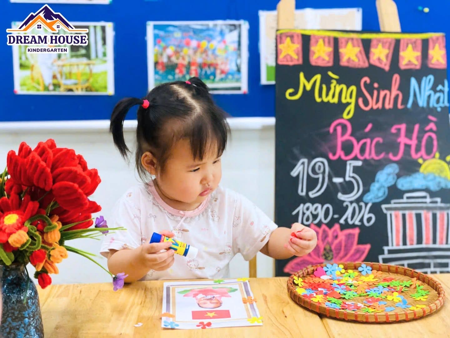 HOẠT ĐỘNG: BÉ TRANG TRÍ ẢNH BÁC HỒ HOẠT ĐỘNG: BÉ TRANG TRÍ ẢNH BÁC HỒ - Trường Mầm Non Ngôi Nhà Mơ Ước