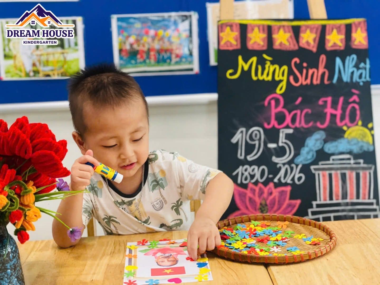 HOẠT ĐỘNG: BÉ TRANG TRÍ ẢNH BÁC HỒ HOẠT ĐỘNG: BÉ TRANG TRÍ ẢNH BÁC HỒ - Trường Mầm Non Ngôi Nhà Mơ Ước
