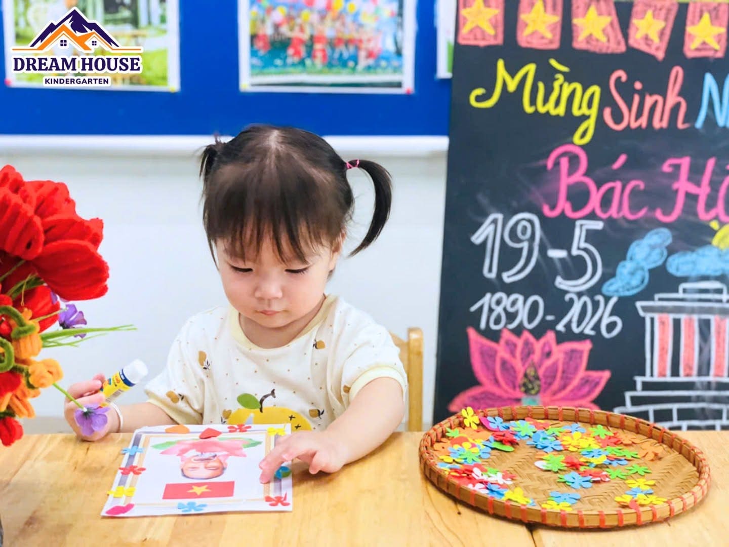 HOẠT ĐỘNG: BÉ TRANG TRÍ ẢNH BÁC HỒ HOẠT ĐỘNG: BÉ TRANG TRÍ ẢNH BÁC HỒ - Trường Mầm Non Ngôi Nhà Mơ Ước