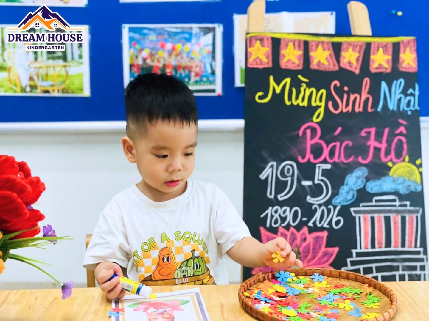 HOẠT ĐỘNG: BÉ TRANG TRÍ ẢNH BÁC HỒ HOẠT ĐỘNG: BÉ TRANG TRÍ ẢNH BÁC HỒ - Trường Mầm Non Ngôi Nhà Mơ Ước
