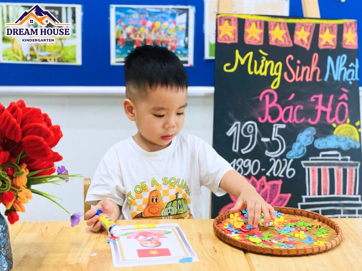 HOẠT ĐỘNG: BÉ TRANG TRÍ ẢNH BÁC HỒ - Trường Mầm Non Ngôi Nhà Mơ Ước